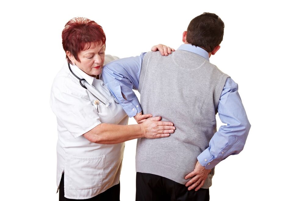o médico examina as costas em busca de dor