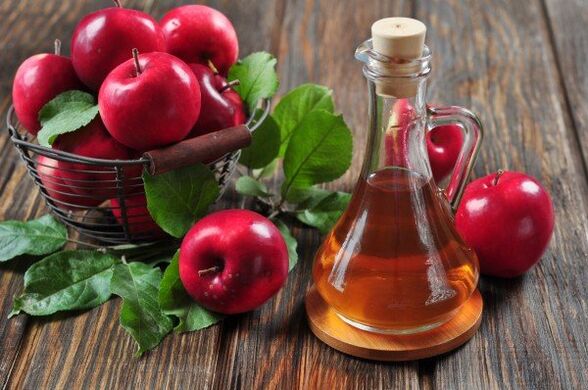 O vinagre de maçã é bom para aliviar a dor da artrose em uma articulação do joelho inflamada. 