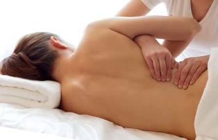 a dor nas costas após o parto massagem
